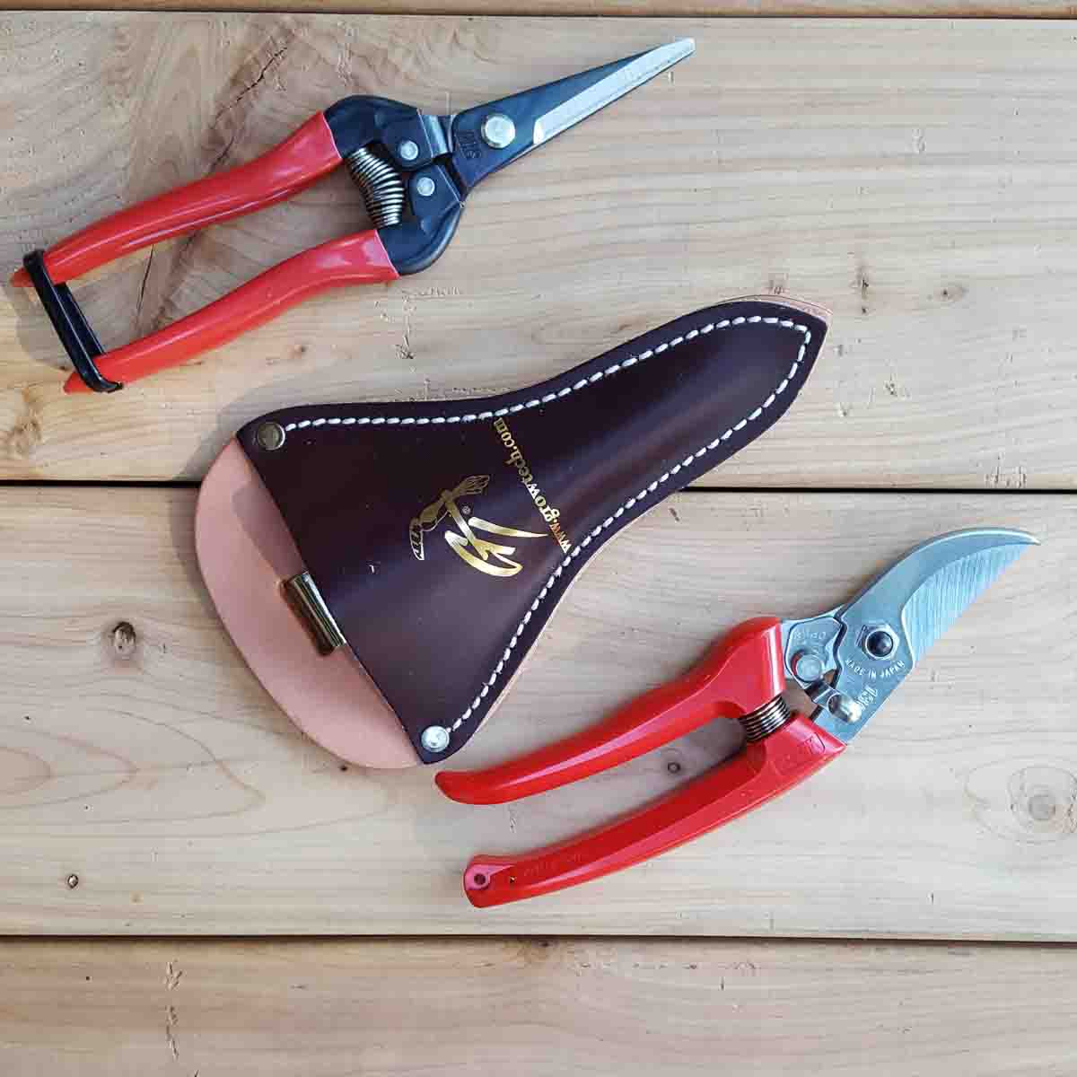 The leather case will keep these high carbon fruit pruners in good shape for years to come.