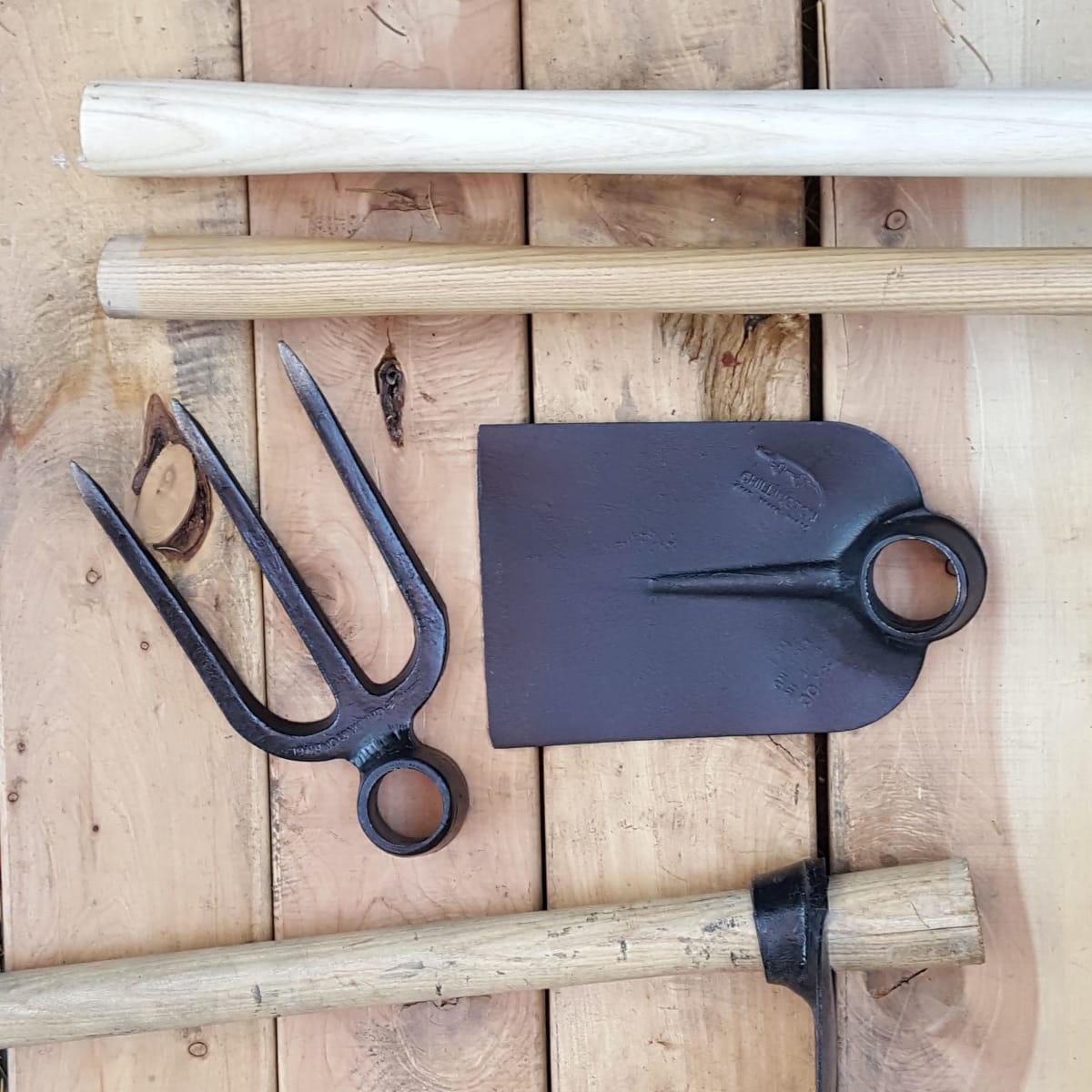 The Canterbury hoe and peasant hoe fit onto the same type of wood handle.
