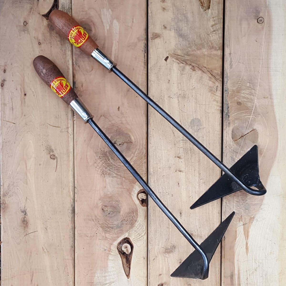 The Dutch hand hoe comes in a right and left handed version.
