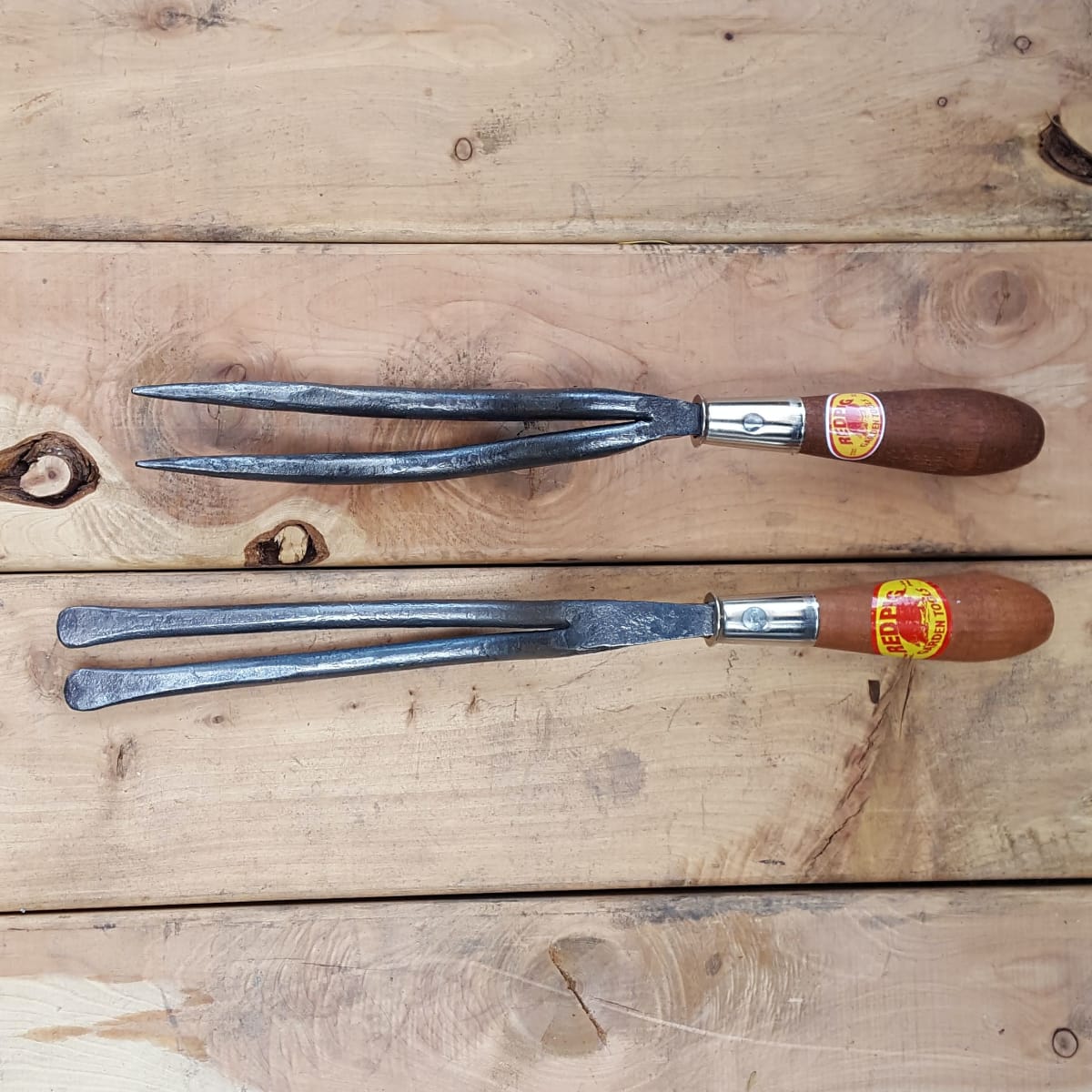 Compared to the bulb lifter that has rounded tips for gentle use around precious you want to remove for the winter.